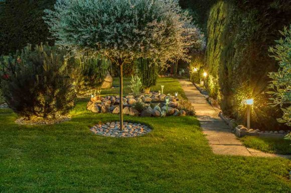 Installer un éclairage extérieur dans un jardin - Saint-Geniès-de-Comolas - LM HABITAT