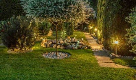 Installer un éclairage extérieur dans un jardin - Saint-Geniès-de-Comolas - LM HABITAT