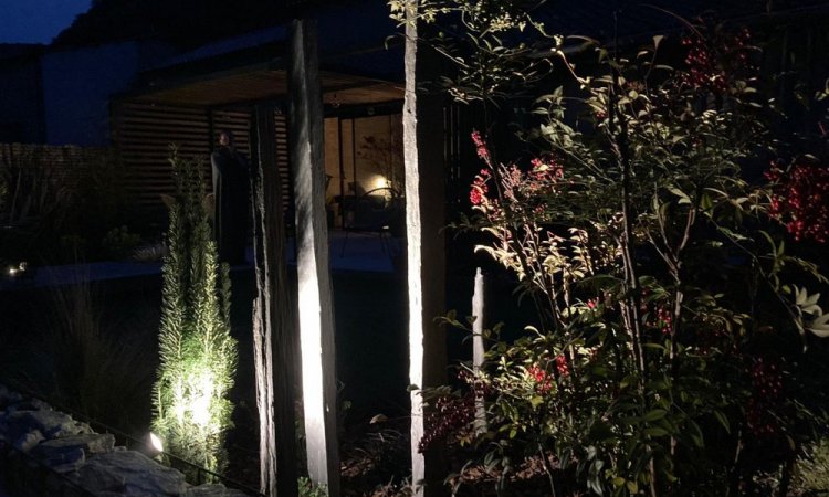 Installation de lumières dans un jardin à Pujaut