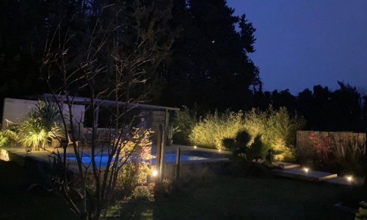 Installation de lumières dans un jardin à Pujaut