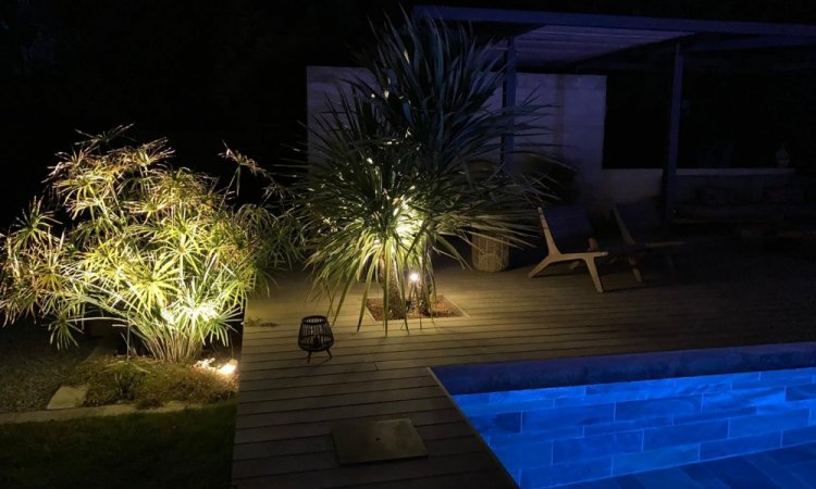 Installation de lumières dans un jardin à Pujaut