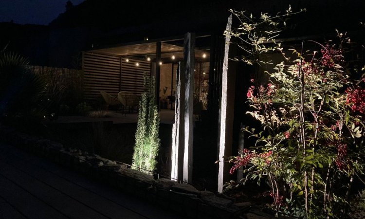 Installation de lumières dans un jardin à Pujaut