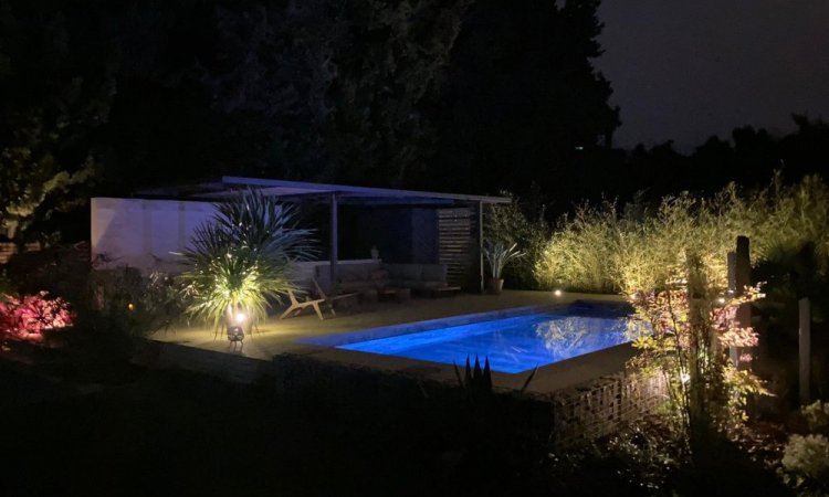 Installation de lumières dans un jardin à Pujaut